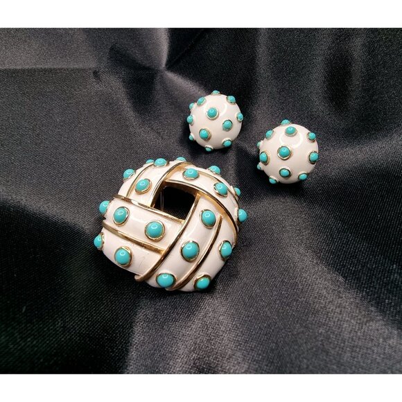 Rare Vintage 1960s TRIFARI White Enamel & Turquoise Cabochon Brooch & Clip-On - Picture 2 of 5